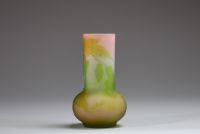 Émile GALLÉ (1846-1904) Petit vase en verre multicouche dégagé à l'acide à décor de glycérines, signé.