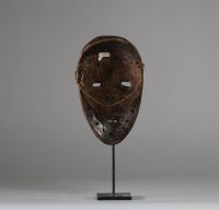 Masque Lega « lukwakongo », RD Congo, bois, scarifications, patine ancienne. H : 19 cm
