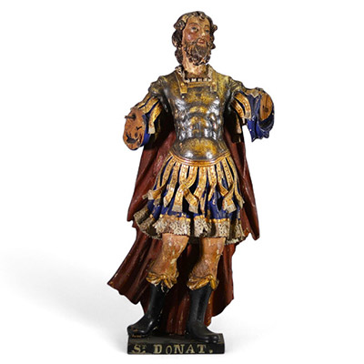 Saint Donat en bois sculpté, travail du XVIIIe siècle  Sculpture polychrome et dorée représentant Saint Donat en militaire romain, revêtu d’une cuirasse dorée à décor repoussé, d’une tunique bleue à l