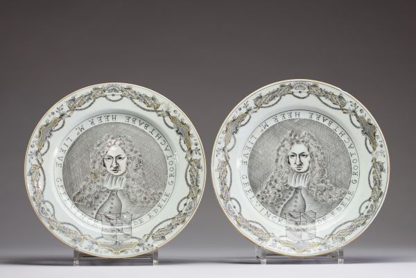Chine – Paire d'assiettes en porcelaine de la Compagnie des Indes à décor peint en grisaille au portrait de Lieve Geelvinck, Maire d'Amsterdam, XVIIIe siècle  Paire d’assiettes en porcelaine de Chine