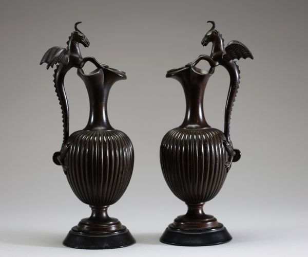 Paire d'aiguières en bronze d’après l’antique Grand Tour, réédition d'une aiguière de l'époque Romaine découverte à El Kseur Bejaia en Algérie, XIXème.