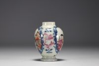 Chine - Vase en porcelaine polychrome à décor de personnages, Qianlong.