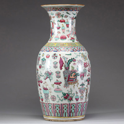 Chine, fin XIXe siècle — Vase en porcelaine de la famille rose à décor des 