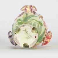Delphin Massier (1836–1907) Vase en barbotine, Vallauris, vers 1900  Vase en céramique émaillée, décor en relief de tulipes sur fond de feuillage. Les fleurs forment les anses. Signature  sous la base : Delphin Massier / Vallauris (A.M.)