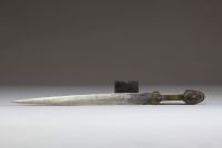 Ensemble de deux dagues Kindjal Perses Ottomanes en acier serti et manche en bois. 