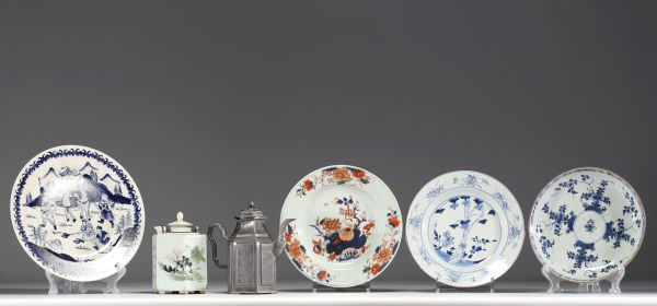 Chine - Ensemble d'une théière, quatre assiettes en porcelaine et une théière en étain.