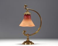 DAUM Nancy - Lampe tulipe en verre marmoréen, pied en bronze doré, signée.