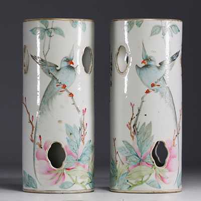 Chine - Paire de porte-chapeaux en porcelaine à décor d'oiseaux, de fleurs et poèmes.