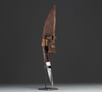 Afrique RDC - Couteau de prestige Songye, mache en bois sculpté et lame en métal martelé, début XXème.
