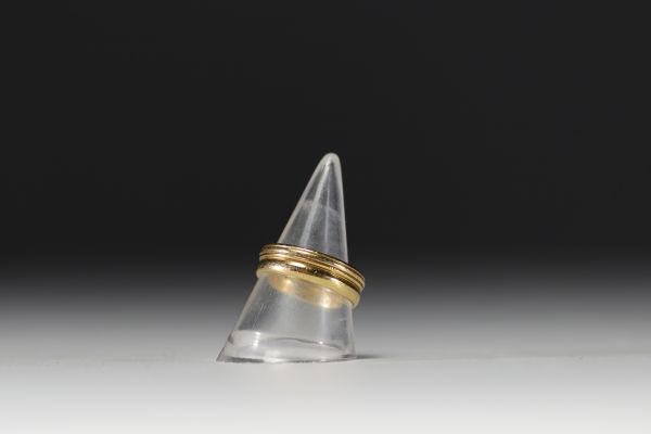 Wedding ring in 18k gold weighing 5.4gr.