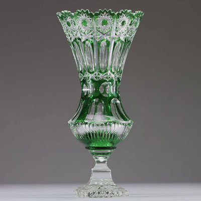 Val Saint Lambert - Vase en cristal taillé doublé vert émeraude.