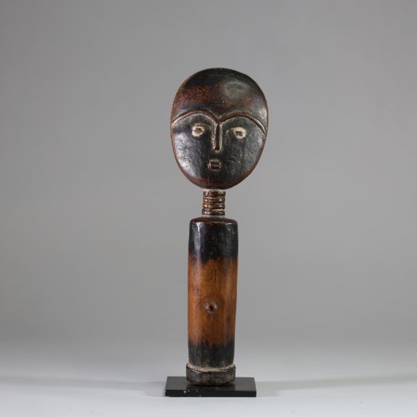 Ancienne poupée de fertilité Akuaba, Ashanti, Ghana. Bois Très bel exemplaire avec une tête discoïdale et un front haut, cou annelé et le corps cylindrique minimaliste. Très belle patine tirant du brun à noir avec de nombreuses traces d’usage tribal. H :31,5 cm. Ex Gregory Ghent, San Francisco, Jo de Buck, Bruxelles