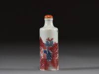 Chine - Tabatière en porcelaine polychrome bleu et rouge de fer à décor d'un pêcheur sur un lac, dynastie Qing.