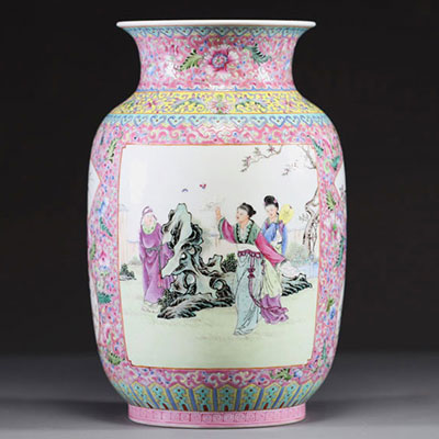 Chine - Vase en porcelaine polychrome émaillée famille rose à décor de dames, époque République.