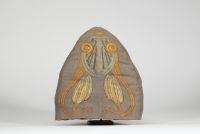 Bonnet de protection pour théière – Vers 1900 Broderie Art nouveau à motif végétal stylisé  Rare et délicat exemple de textile utilitaire raffiné, ce bonnet de protection pour théière est orné d’une broderie de style Art nouveau, représentant des motifs végétaux stylisés, probablement des feuilles ou fleurs imaginaires aux lignes souples et asymétriques. Réalisé à la main, le décor témoigne de l’i