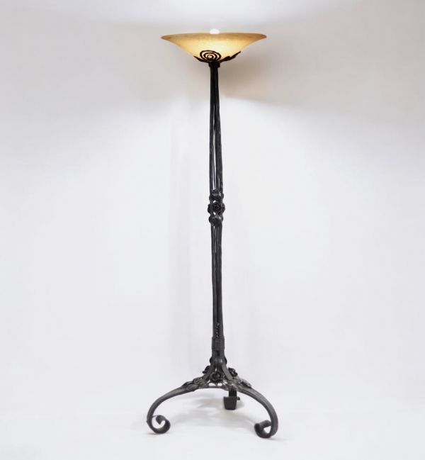Charles SCHNEIDER (1881-1953) Lampadaire Art Nouveau en métal forgé à décor de feuillages et de roses, coupole en verre marmoréen, signé Schneider.