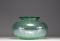 Napoleone MARTINUZZI (1892-1977) pour Venini - Vase sphérique aplati et strié en verre vert transparent, vers 1925