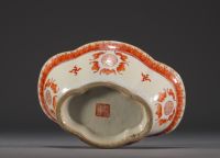 Chine - Coupe en porcelaine polylobée sur pied à décor de chauve souris.