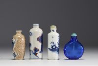 Chine - Ensemble de quatre tabatières, trois en porcelaine blanc bleu et une en verre de Pékin.