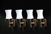 Stilnovo - Suite de quatre appliques en laiton, bois et verre opalin, vers 1950.