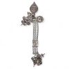 Chatelaine en argent, Pays-Bas, XIXᵉ siècle Chatelaine en argent composée de plusieurs éléments richement décorés, réunis par une double chaîne à maillons ciselés. L’ensemble est orné de médaillons à motifs en bas-relief, de pendentifs fonctionnels (grelots, sifflet, étui, petite théière ou vinaigrier...), et d’un fermoir principal gravé de scènes figuratives.  Le poinçon au lion marchant n°2, vis