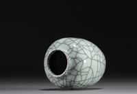 China - Crackled monochrome porcelain brush-holder, Qing period.