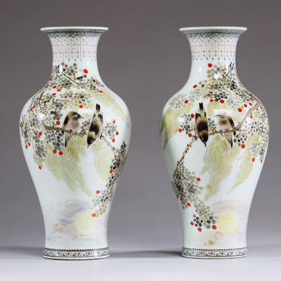 Chine - Paire de vases en porcelaine polychrome à décor d'oiseaux perchés sur une branche fleurie, période République.