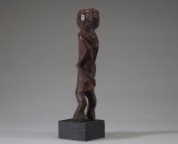 Afrique - Statuette janiforme Chamba en bois sculpté, trace d'indigo, Nigéria.