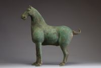 Chine - Sculpture animalière en bronze à patine verte figurant un cheval, dynastie Tang.