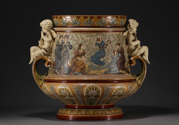 Villeroy & Boch  Mettlach - Imposante et rare jardinière en céramique à décor de personnages sur sa sellette en acajou. Vers 1900.