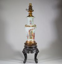 Asie, fin XIXᵉ siècle – Lampe en porcelaine famille rose à décor de personnages, monture en bronze doré et socle en bois sculpté
