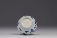 Chine - vase en porcelaine blanche et bleue à décor de 