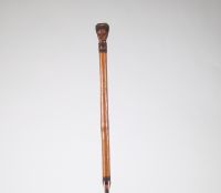 Sceptre ou bâton de commandement Tchokwe, République Démocratique du Congo La prise est ornée d’un motif janiforme (dit Janus), figurant deux têtes opposées finement sculptées, arborant des coiffures et scarifications typiques. L’extrémité en forme de palette, ponctuée de pastilles noires