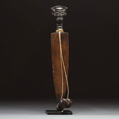 Afrique RDC - Oracle à frotter Kuba/Bushoong en bois sculpté surmonté d'une tête, première moitié XXème.