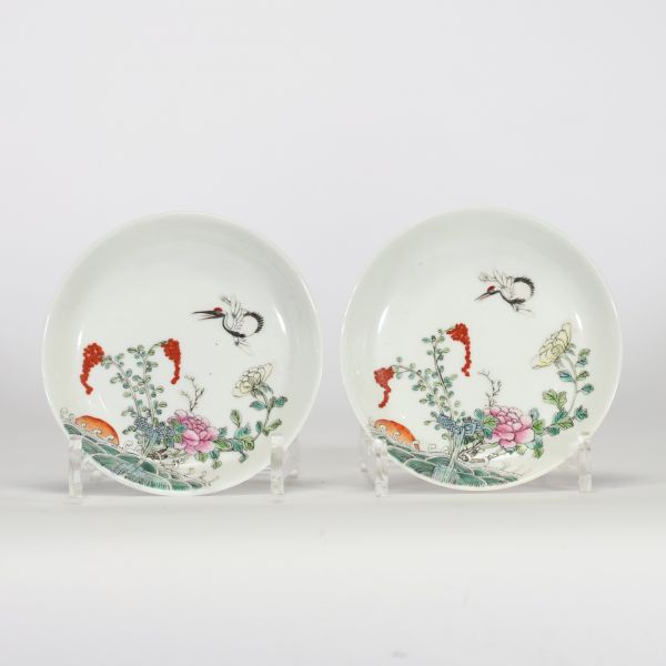 Chine, paire de petites assiettes en porcelaine à décor polychrome de grues, marque apocryphe de Guangxu, fin XIXe – début XXe siècle