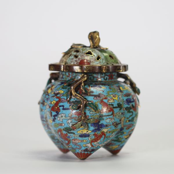 Rare brûle-parfum en bronze cloisonné en forme de fruit stylisé à couvercle ajouré, décor de rinceaux multicolores sur fond turquoise