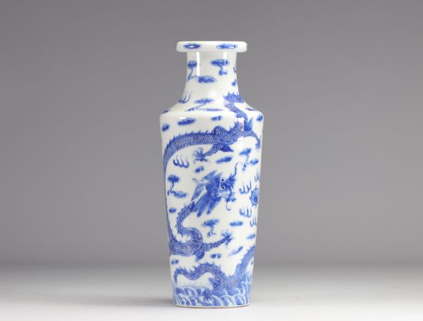 Vase en porcelaine de chine en blanc et bleu à décor de dragons à cinq griffes d'époque Qing (清朝)
