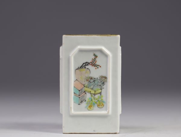 Pot à pinceaux à décor de personnages et d'objets divers sur fond blanc