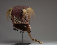 Afrique RDC - Masque Heaume Kuba Bushoong « Bwoom » en bois, cauris, poils et peau, Congo RDC.