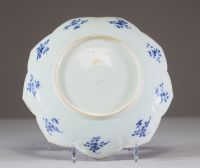 Assiette en porcelaine bleu et blanc à motif floral stylisé, Chine, dynastie Qing, période Kangxi (1662–1722)  Assiette en porcelaine à décor bleu cobalt sur fond blanc, de forme polylobée r