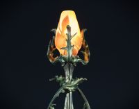 DAUM Nancy - Lampe Art Nouveau en bronze doré, piétement à décor végétal et tulipe en verre dégagé à l'acide à décor de kaki, non signée.
