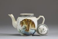 Chine - Théière en porcelaine polychrome à décor d'un tigre et de calligraphie, époque République, marque sous la pièce.