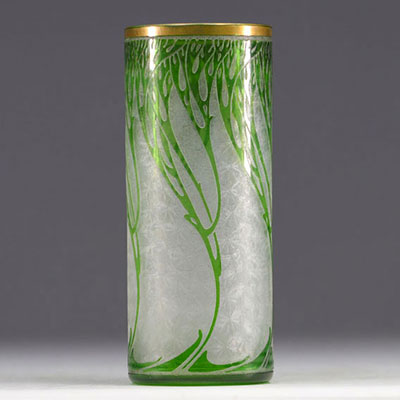 Baccara - Vase rouleau en verre multicouche et dorure.