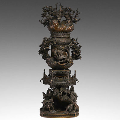 Japan, imposing bronze incense burner, Meiji period.