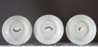 China - Set of three plates in green family polychrome porcelain with figures, 18th century.
