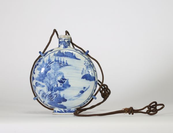 Chine, fin XIXe – Début XXe siècle. Gourde en porcelaine bleu et blanc à décor de paysage et de poème de Li Bai, marque Qianlong apocryphe.