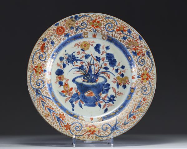 China - Large polychrome porcelain plate with Imari decoration, mark under the piece, 18th century.