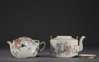 Chine - Ensemble de deux théières en porcelaine à décor de guerriers et de dignitaires.