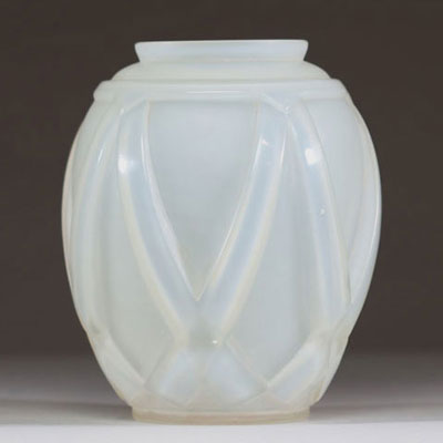 André HUNEBELLE (1896-1985) Vase Art Déco en verre opalescent, signé sous la pièce.