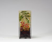 Daum Nancy, petit vase quadrangulaire dégagé à l'acide et émaillé, décor de sorbier Charmant petit vase de forme carrée en verre multicouche, à décor dégagé à l’acide et enrichi d’émaux polychromes représentant des feuilles de sorbier et des grappes de baies rouges en relief. Le fond est animé de nuances de brun mordoré et de jaune orangé, évoquant une atmosphère automnale, typique de l’esthétique